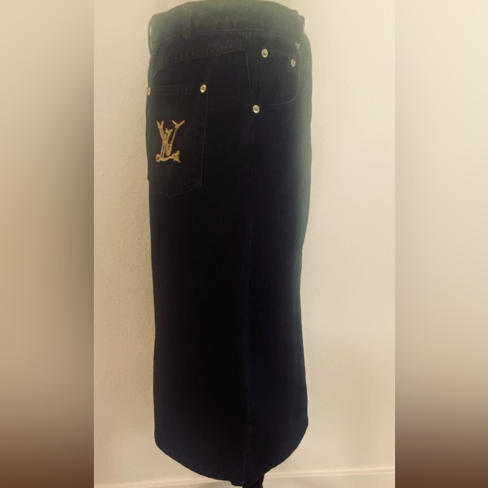 Classic Black Denim Skirt w belt loops,
5pocket jean style.